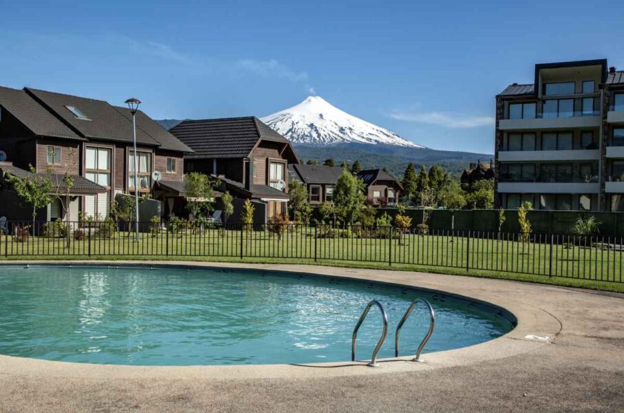 Arriendo casa en pucon centro, para 12 personas, frente a la playa, piscina.